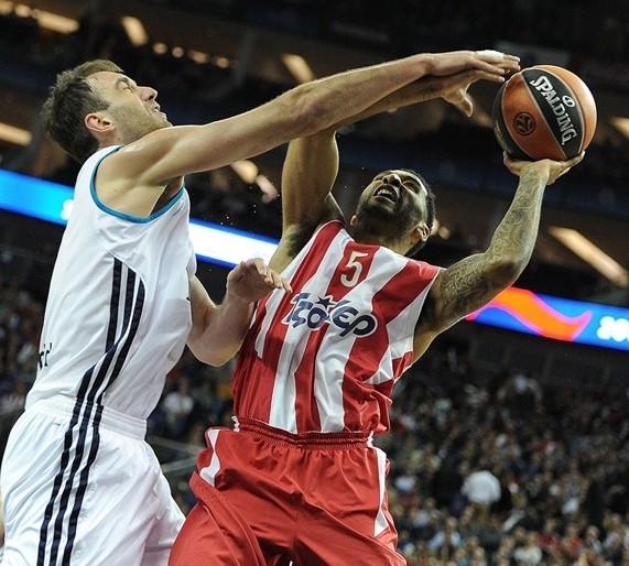 吉鲁帽子戏法助阿森纳3-0胜奥林匹亚科斯晋级欧冠16强（吉鲁上演帽子戏法，阿森纳3-0击败奥林匹亚科斯挺进欧冠16强）