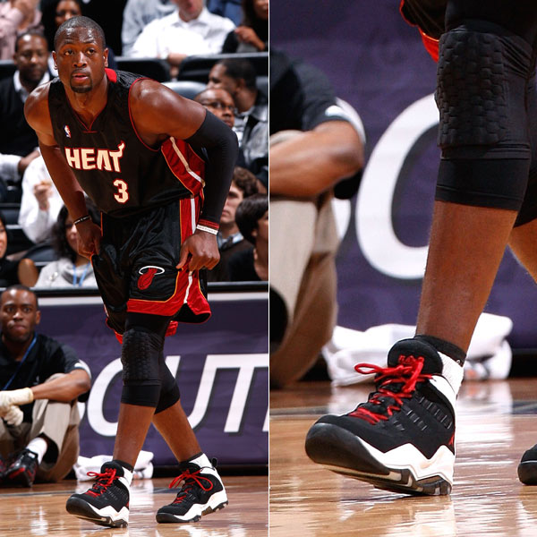 姆伯莫不想让曼联和喀麦隆起冲突，决定让二者商讨回国时间（为避免曼联与喀麦隆冲突，姆伯莫决定由双方协商回国时间）