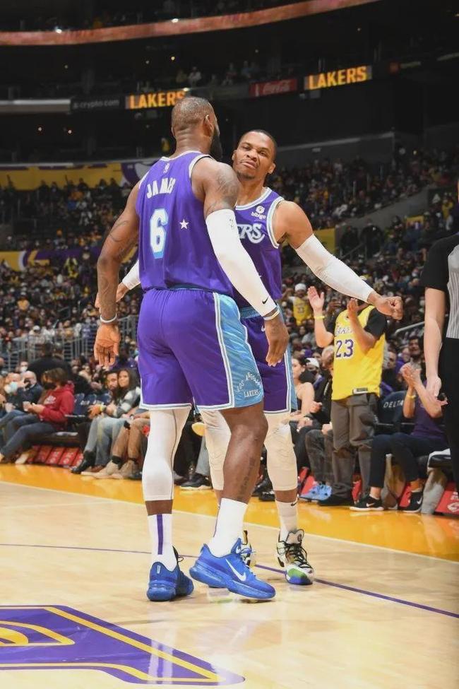 狄龙本赛季数据VS火箭生涯数据！得分表现突飞猛进！（狄龙本赛季与火箭生涯数据对比：得分表现大幅飙升）