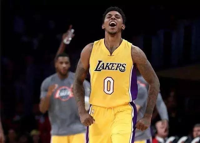 惊天逆转！阿森纳遭维拉绝杀 英超三强争霸白热化（绝境翻盘！维拉读秒击败阿森纳 英超三强争冠愈演愈烈）