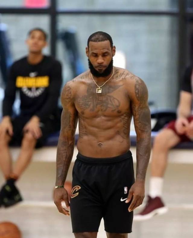 图赫尔考虑世界杯高温让替补球员留更衣室（担忧世界杯高温，图赫尔让替补留在更衣室）