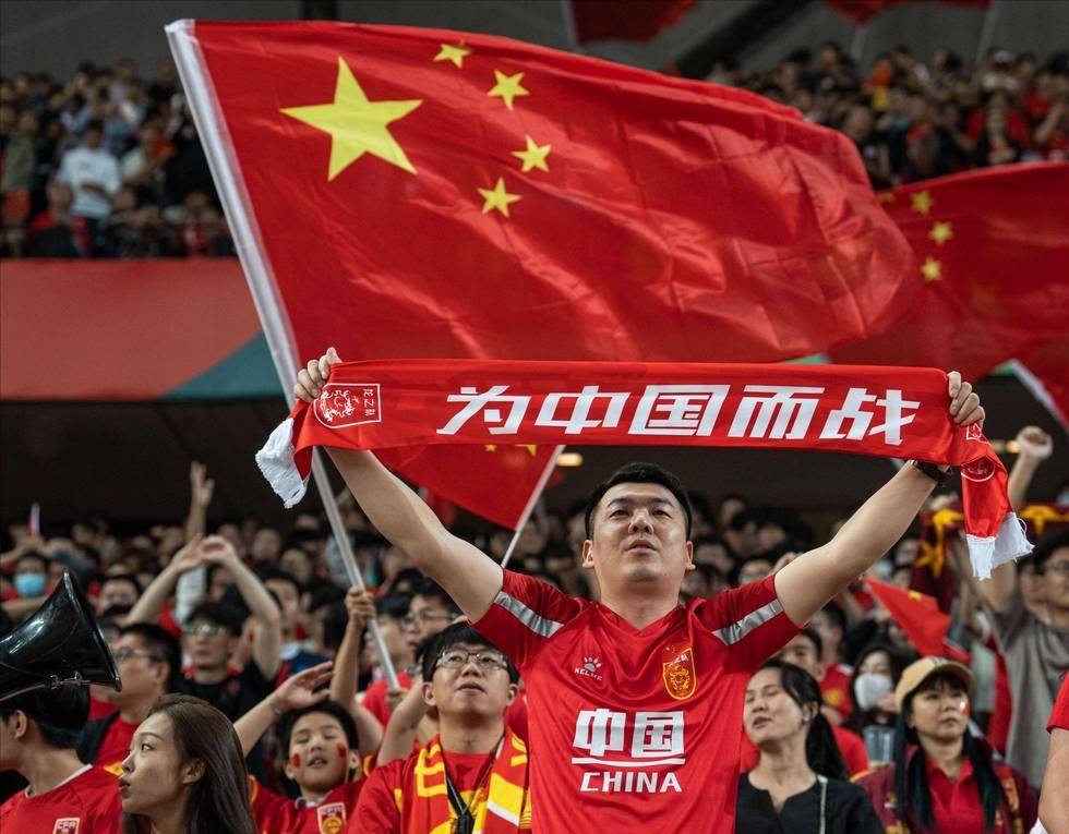 记者：埃里克佩戴面具训练，霍安将在国际比赛日后回归（记者称埃里克戴面罩参加训练，霍安预计在国际比赛日后复出）