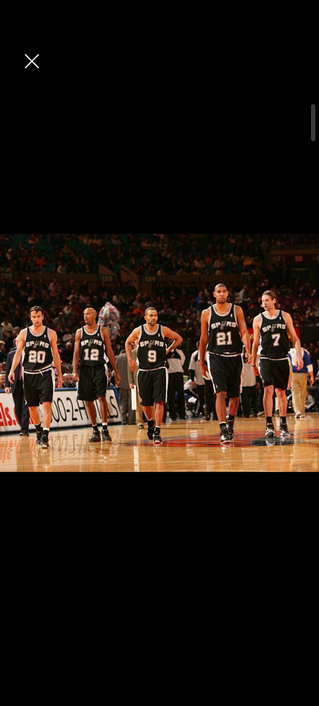 凌波微步！徐杰晃飞防守冲击内线 高抛打板潇洒进筐（飘逸突破！徐杰晃开防守杀入内线，高弧擦板优雅命中）