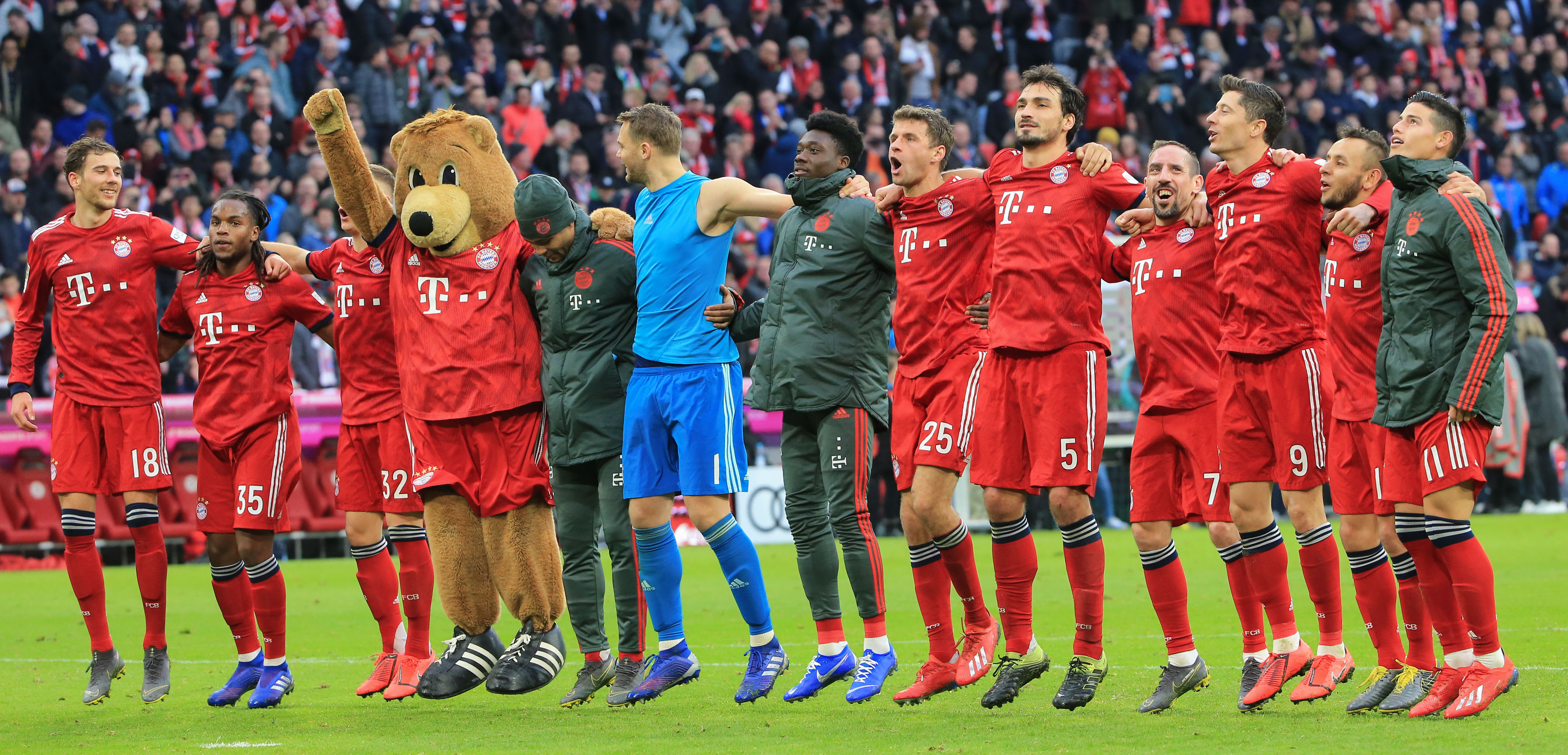 比肩传奇，姆巴佩成皇马队史第四位欧冠上演大四喜的球员（姆巴佩追平传奇：成皇马欧冠单场大四喜第4人）