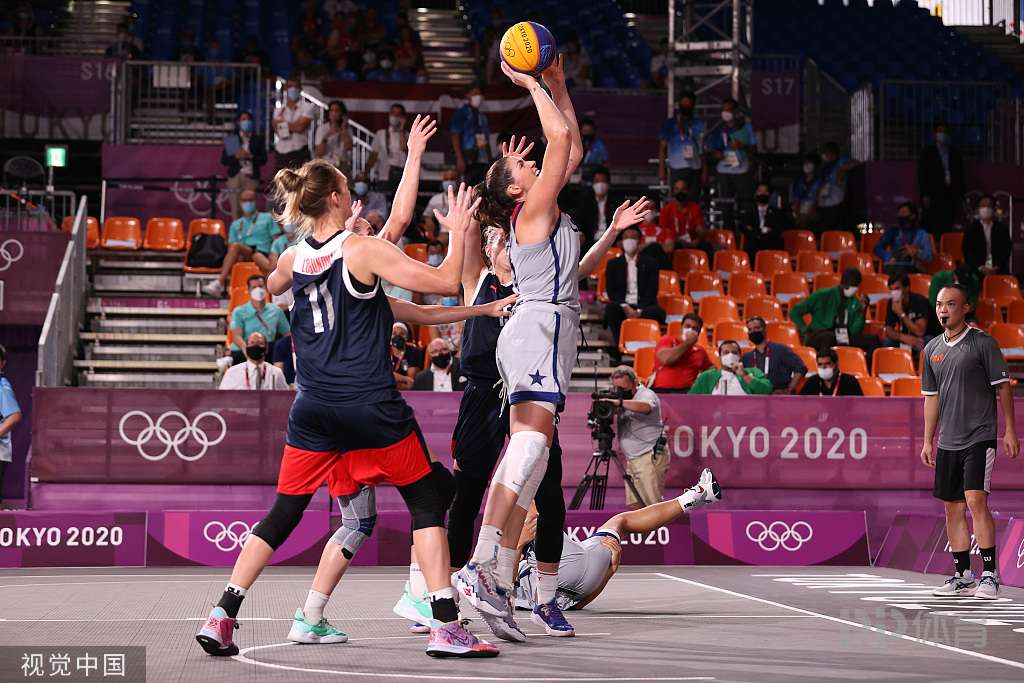 篮球湖人球迷制作大型海报欢迎队内新援（湖人球迷用巨幅海报迎接球队新援）