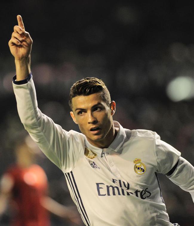 阿图什杯球员进球后跑上看台给母亲献花，后两黄变一红被罚下（阿图什杯球员破门后爬上看台向母亲献花，随即两黄变红遭罚下）