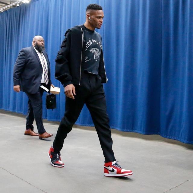 周日竞彩伤停：曼联多位核心缺席，萨索洛遭遇伤病潮侵袭（周日竞彩伤停速报：曼联多名主力缺阵，萨索洛深陷伤病潮）