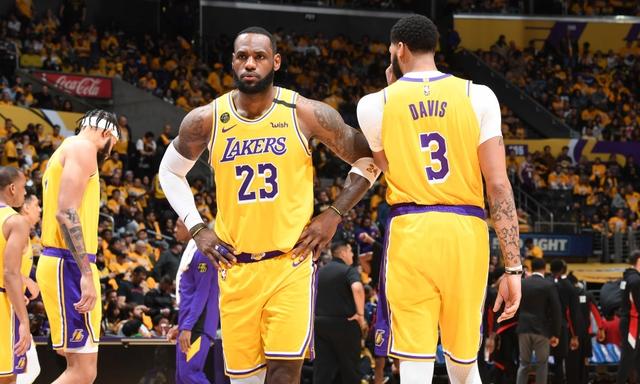 今天是海港足球俱乐部一线队球员武磊的生日，让我们...（武磊生日到来，海港一线队邀你送上祝福）