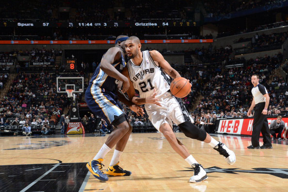 山雨欲来！英超冠军彻底爆了：2功臣炮轰+斯洛特遭兵变 队长表态（英超冠军危机四伏：两大功臣开炮，斯洛特遭更衣室逼宫，队长发声）