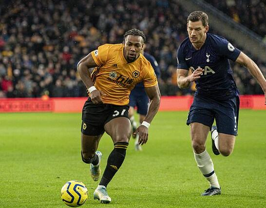 差之毫厘！凯肖恩·乔治中线打板压哨三分命中 可惜先超时了！（压哨绝杀未果：凯肖恩·乔治中线打板三分命中却被判超时）