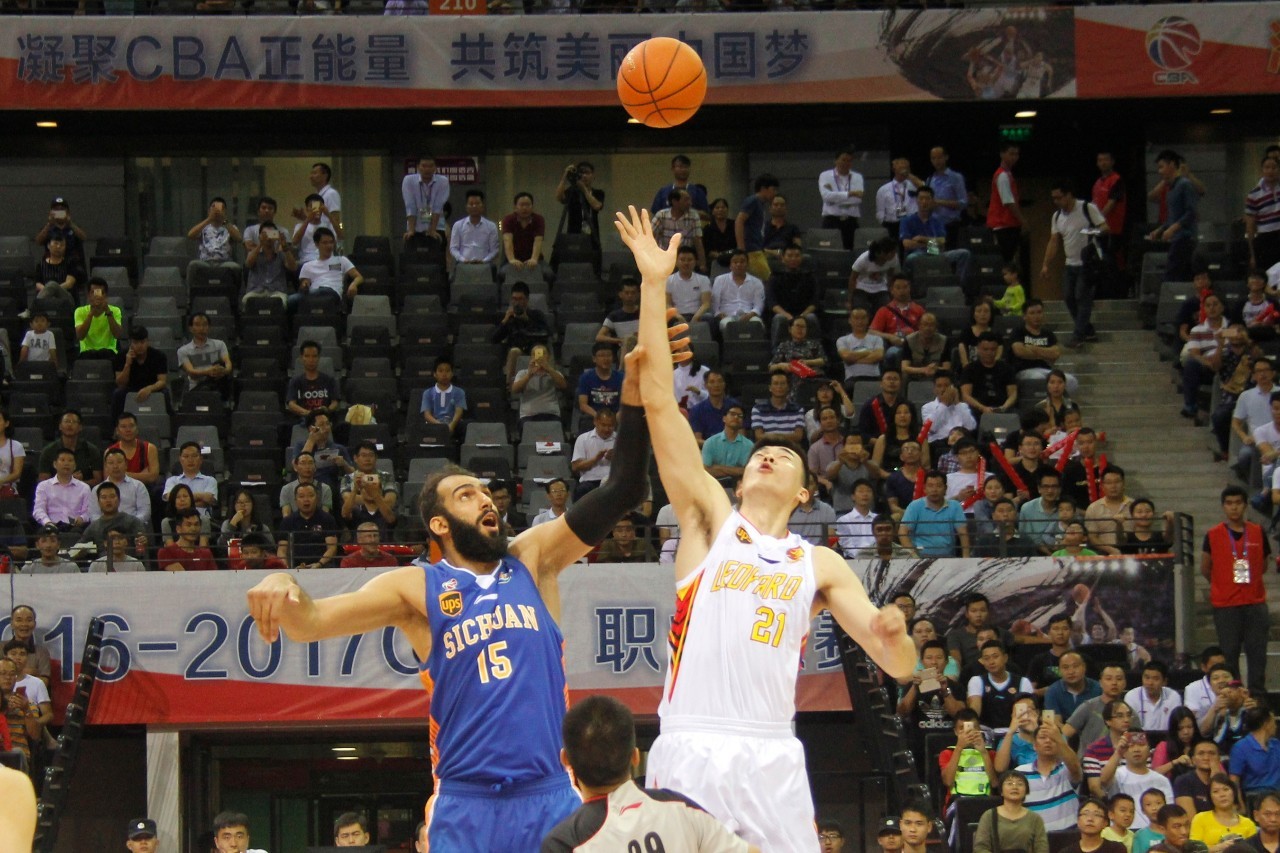 东契奇飞抵费城加入湖人！周一复出战76人 詹姆斯状态升级也有望回归（东契奇抵达费城加盟湖人！周一或复出战76人 詹姆斯状态提升同样有望回归）