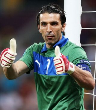 多库对战列支敦士登全场数据：2射1传，10次过人7次成功（多库对阵列支敦士登全场表现：2次射门1次助攻，10次过人7次成功）