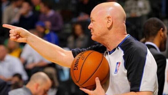 这一幕太逗！詹姆斯打脸奥科吉 随后一脸不好意思拍了拍后者屁股（尴尬又好笑！詹姆斯误打奥科吉面部后还拍了拍对方屁股）