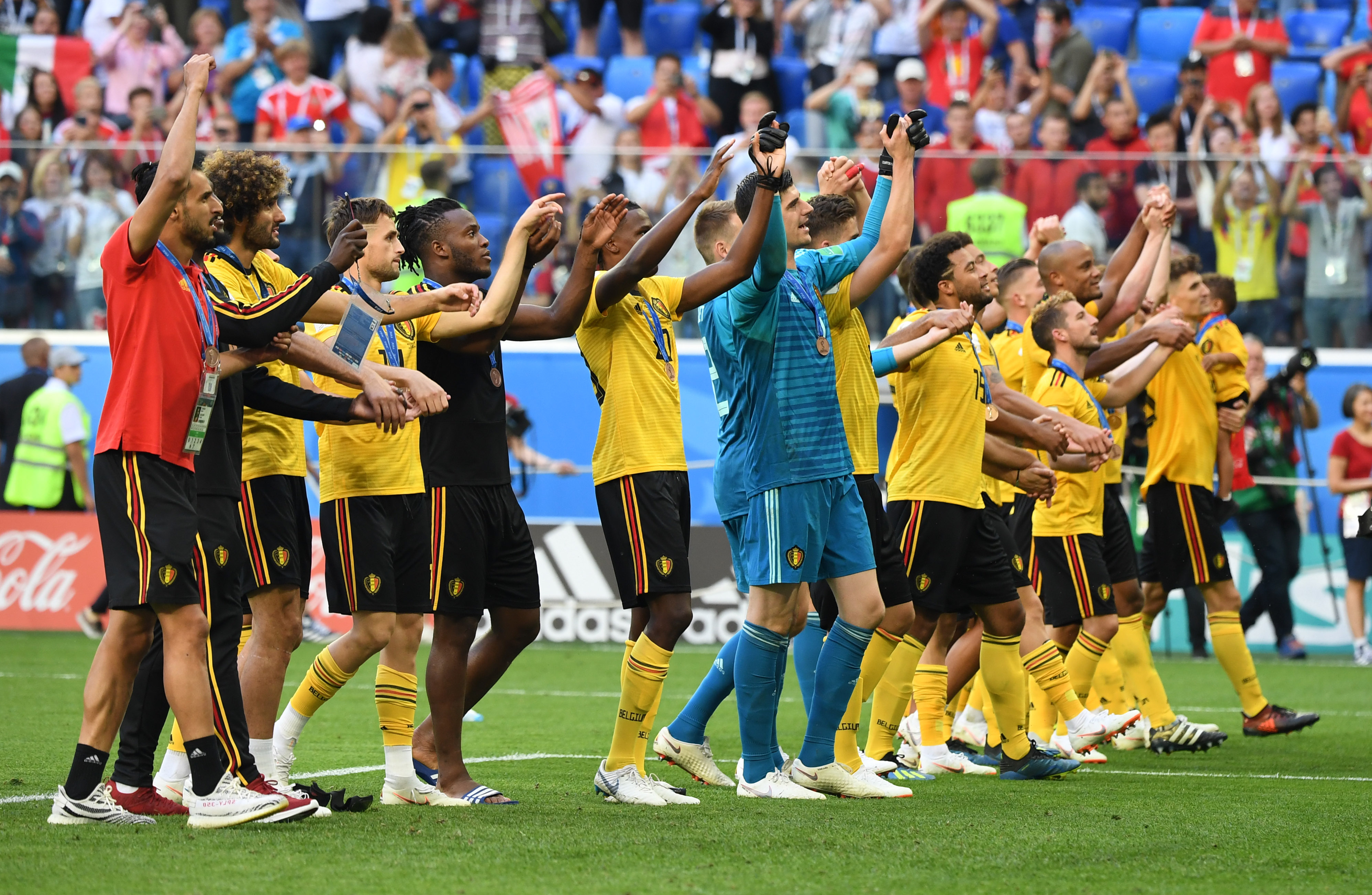 门将看呆：这也能进？（门将当场傻眼：这球也能进？）