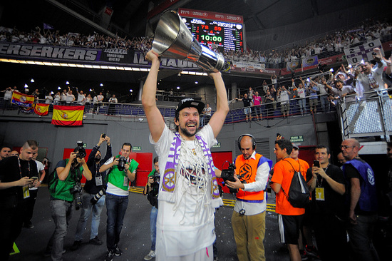 哈特强攻得手，展现惊人得分能力（哈特强突得分，火力惊人）